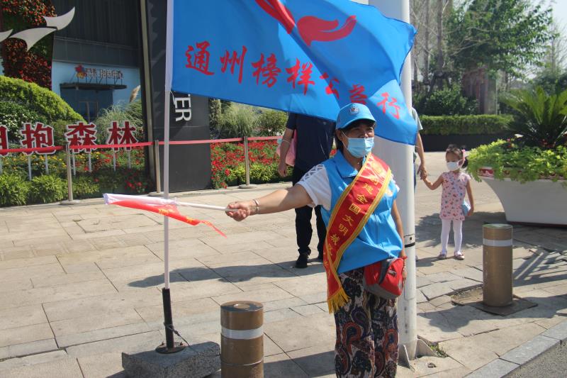 <strong>小青年和美女操逼片</strong>